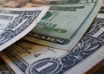 Доллар подешевел до 522,49 тенге