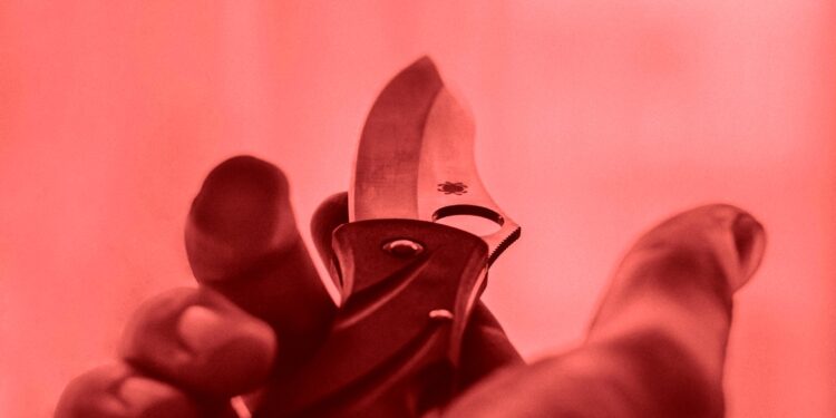 Семейный конфликт в Атырау перерос в трагедию: женщина ранена ножом