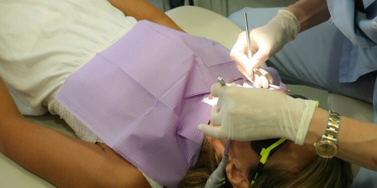 Женщина проглотила стоматологический инструмент во время лечения в Атырау