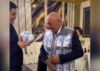 Новый тренд: в Казахстане дарят чапаны из денег (ВИДЕО)