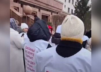 Матери погибших солдат вышли на митинг в Астане (ВИДЕО)