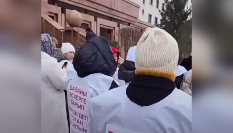 Матери погибших солдат вышли на митинг в Астане (ВИДЕО)