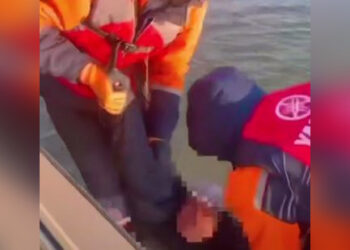 В Атырау спасли мужчину, которого уносило течением (ВИДЕО)