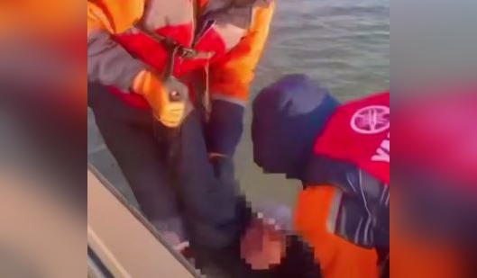 В Атырау спасли мужчину, которого уносило течением (ВИДЕО)