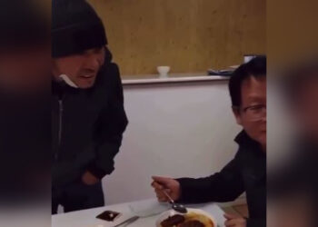 Мужчины в кафе докапывались до иностранцев: полиция отреагировала (ВИДЕО)