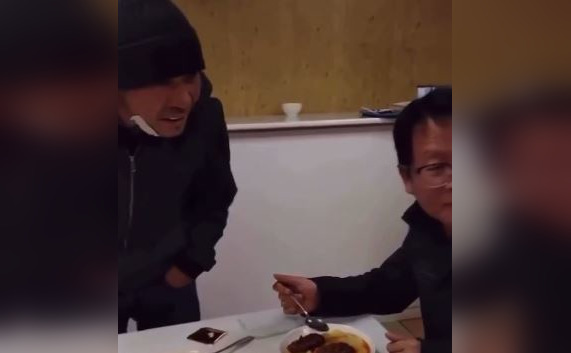 Мужчины в кафе докапывались до иностранцев: полиция отреагировала (ВИДЕО)