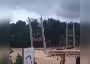 Во Вьетнаме мощный поток за секунды снёс мост, простоявший десятилетия (ВИДЕО)