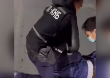 Полицейский пытался убежать, когда его задерживали сотрудники КНБ (ВИДЕО)