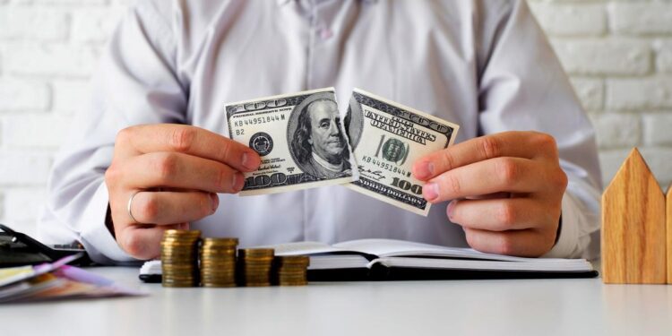 Банки начнут списывать кредиты, оформленные мошенниками через онлайн-сервисы