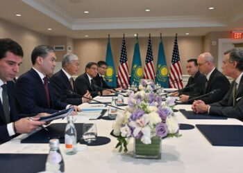 Соглашение на 2,5 млрд долларов: Токаев переговорил с представителем компании John Deere