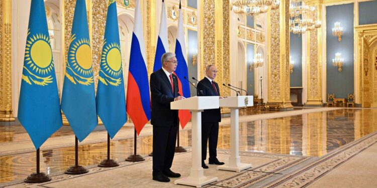 Токаев и Путин приняли участие в пленарной сессии XXI Форума межрегионального сотрудничества Казахстана и России