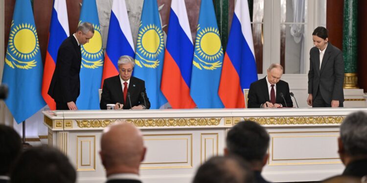 Токаев и Путин подписали Декларацию о переходе отношений Казахстана и России на новый уровень