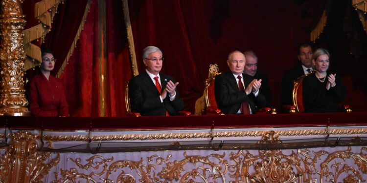 Токаев с Путиным посетили Гала-концерт мастеров искусств Казахстана в Большом театре 