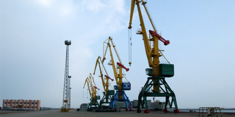 Казахстан запустит трансграничные хабы: ожидается рост экспорта несырьевых товаров на 30%