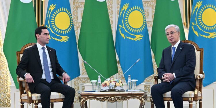 Президенты Казахстана и Туркменистана провели переговоры в Акорде