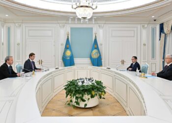 Токаев встретился с главой FIDE Аркадием Дворковичем