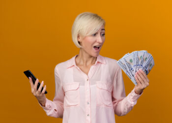 Как казахстанцев обманывают со схемами об “ошибочных переводах”