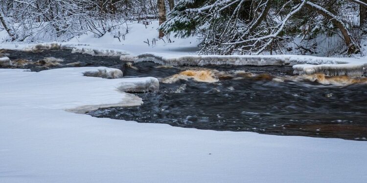 Трое детей провалились под лёд: в Кокшетау нашли спасшего их героя (ВИДЕО)