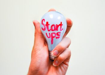 Стартап казахстанцев обогнал Duolingo и возглавил рейтинг App Store (ВИДЕО)