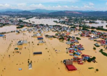 Наводнение унесло десятки жизней во Вьетнаме (ВИДЕО)