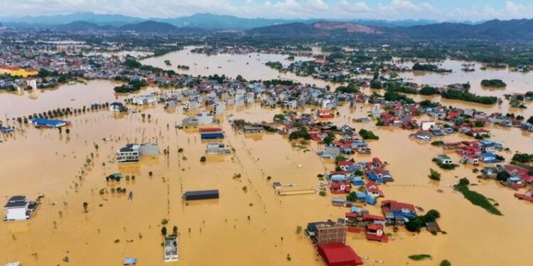 Наводнение унесло десятки жизней во Вьетнаме (ВИДЕО)