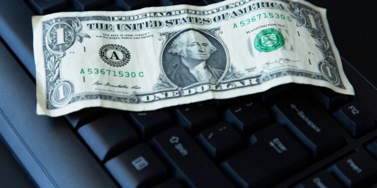 Доллар снова дешевеет: курс опустился до 518,19 тенге