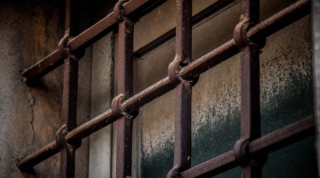 Арест за обман: в Семее разоблачили мужчину, притворявшегося инвалидом (ВИДЕО)