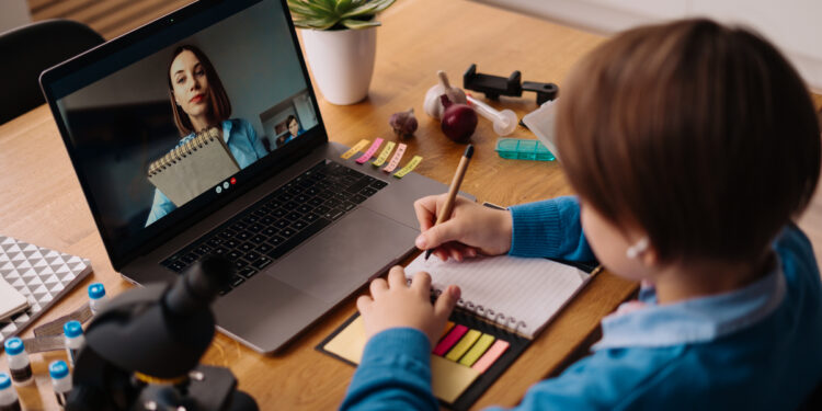 Первая смена школ Астаны 17 декабря переходит на дистанционное обучение