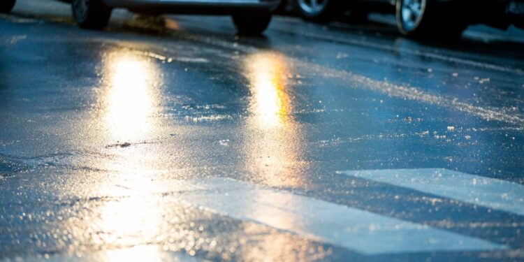 Гололёд сковал улицы Астаны: транспорт работает с ограничениями (ВИДЕО)