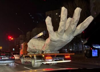 «Такой чапалах»: алматинцев рассмешил и удивил новый арт-объект (ВИДЕО)