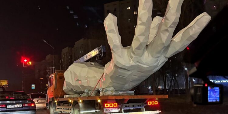 «Такой чапалах»: алматинцев рассмешил и удивил новый арт-объект (ВИДЕО)