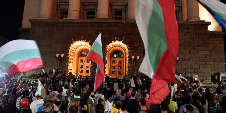 В Болгарии правительство ушло в отставку из-за протестов (ВИДЕО)