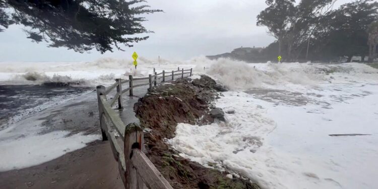 Шторм в Калифорнии привёл к наводнениям
