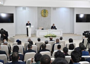 Токаев выступил на встрече с общественностью Жамбылской области