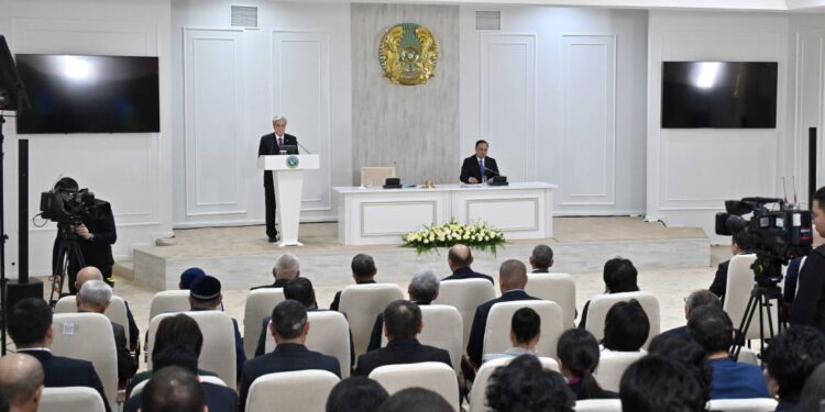 Токаев выступил на встрече с общественностью Жамбылской области