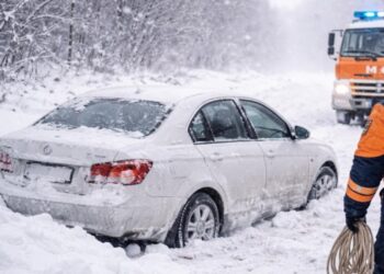Спасатели эвакуировали человека из снежного плена
