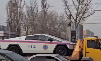 Кибертрак в цветах МЧС заметили на улицах Алматы (ВИДЕО)