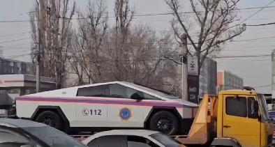 Кибертрак в цветах МЧС заметили на улицах Алматы (ВИДЕО)