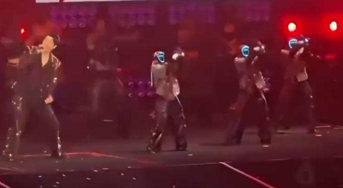 Китайские роботы произвели фурор на концерте известного певца (ВИДЕО)