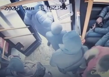 В Алматы девушка упала из автобуса и сломала позвоночник (ВИДЕО)