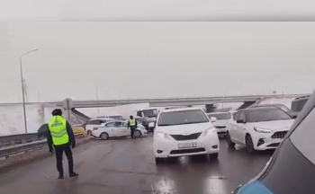 500 автомобилей застряли между Карагандой и Темиртау из-за гололёда (ВИДЕО)