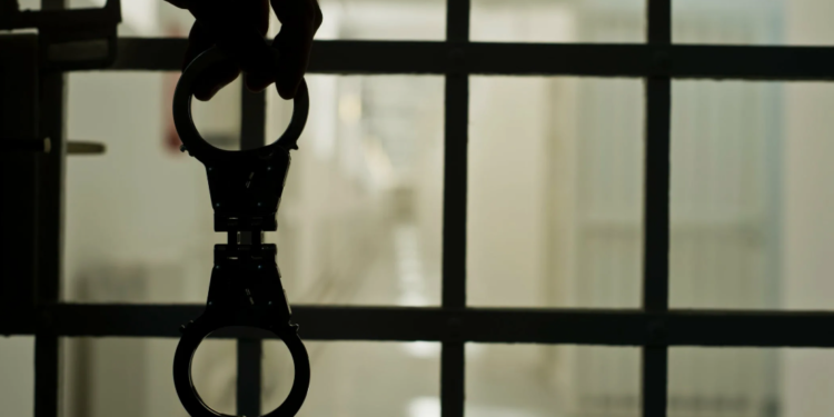 Мужчину арестовали перед Новым годом за пьяный дебош в автобусе