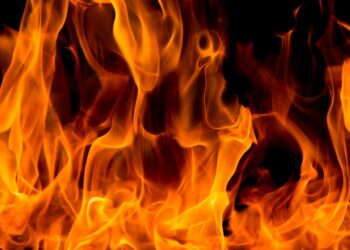 Неизвестный поджёг дверь в алматинской многоэтажке (ВИДЕО)