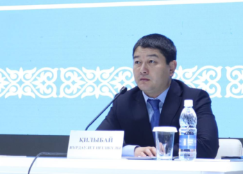 Скандал с внебрачным сыном: аким Мангистау назвал размеры своей зарплаты и алиментов