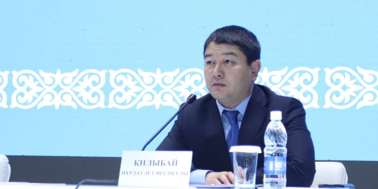 Скандал с внебрачным сыном: аким Мангистау назвал размеры своей зарплаты и алиментов