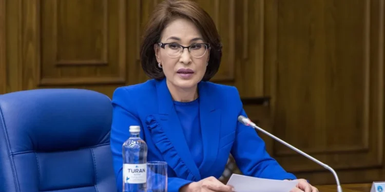 Альназарова ответила на критику после видео с борта самолёта