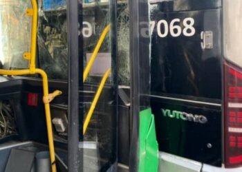 В Алматы автобус врезался в стоявший троллейбус