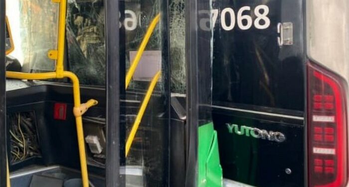 В Алматы автобус врезался в стоявший троллейбус