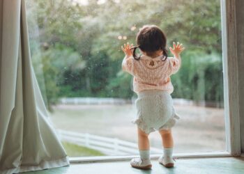 Казахстан добился возвращения годовалой девочки из Великобритании