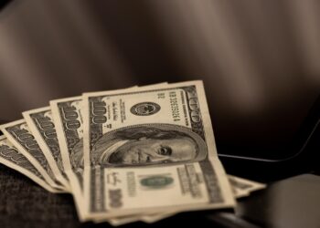 Курс доллара резко упал на 5 тенге